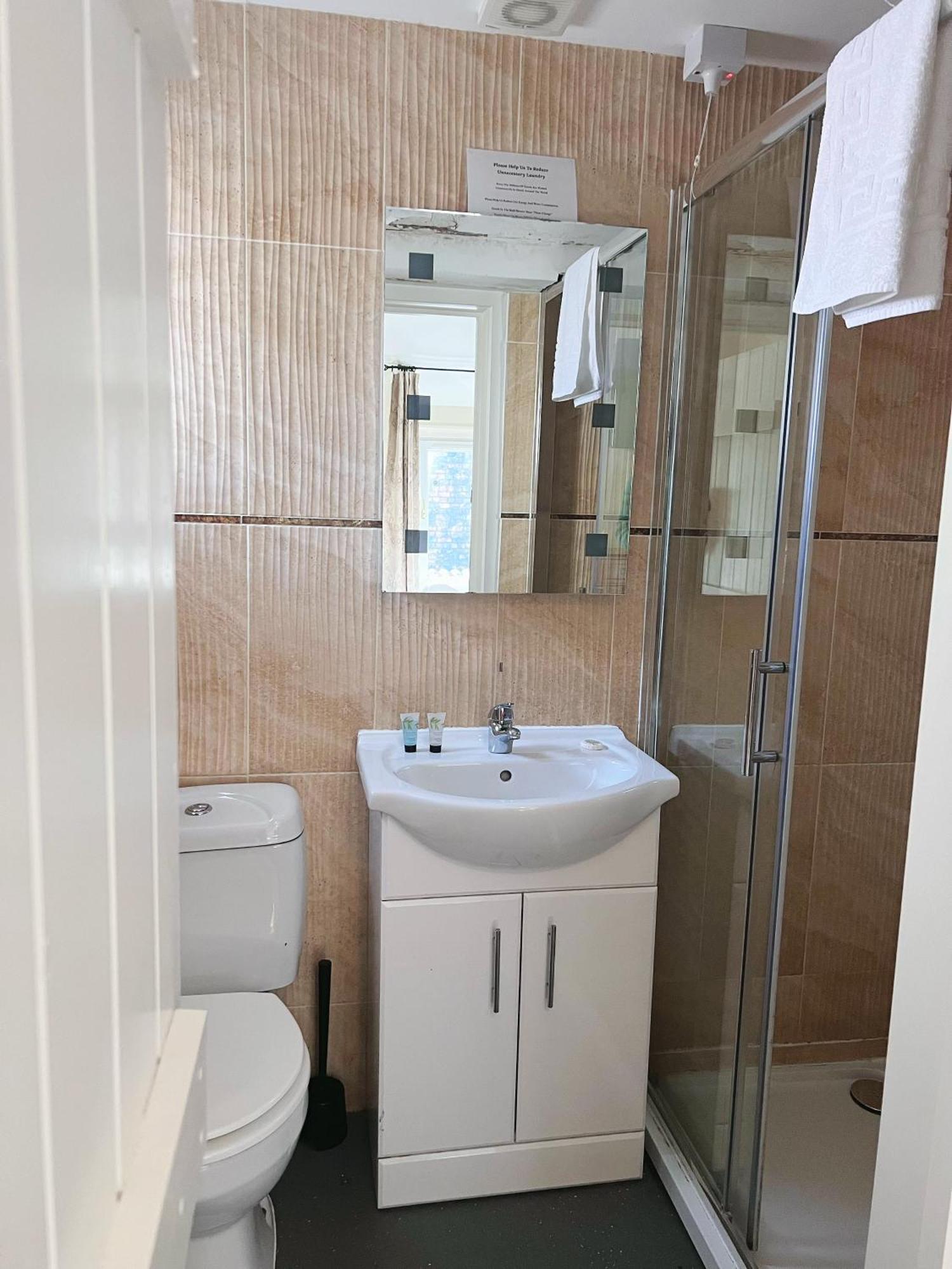 קורוון The Crown Hotel מראה חיצוני תמונה