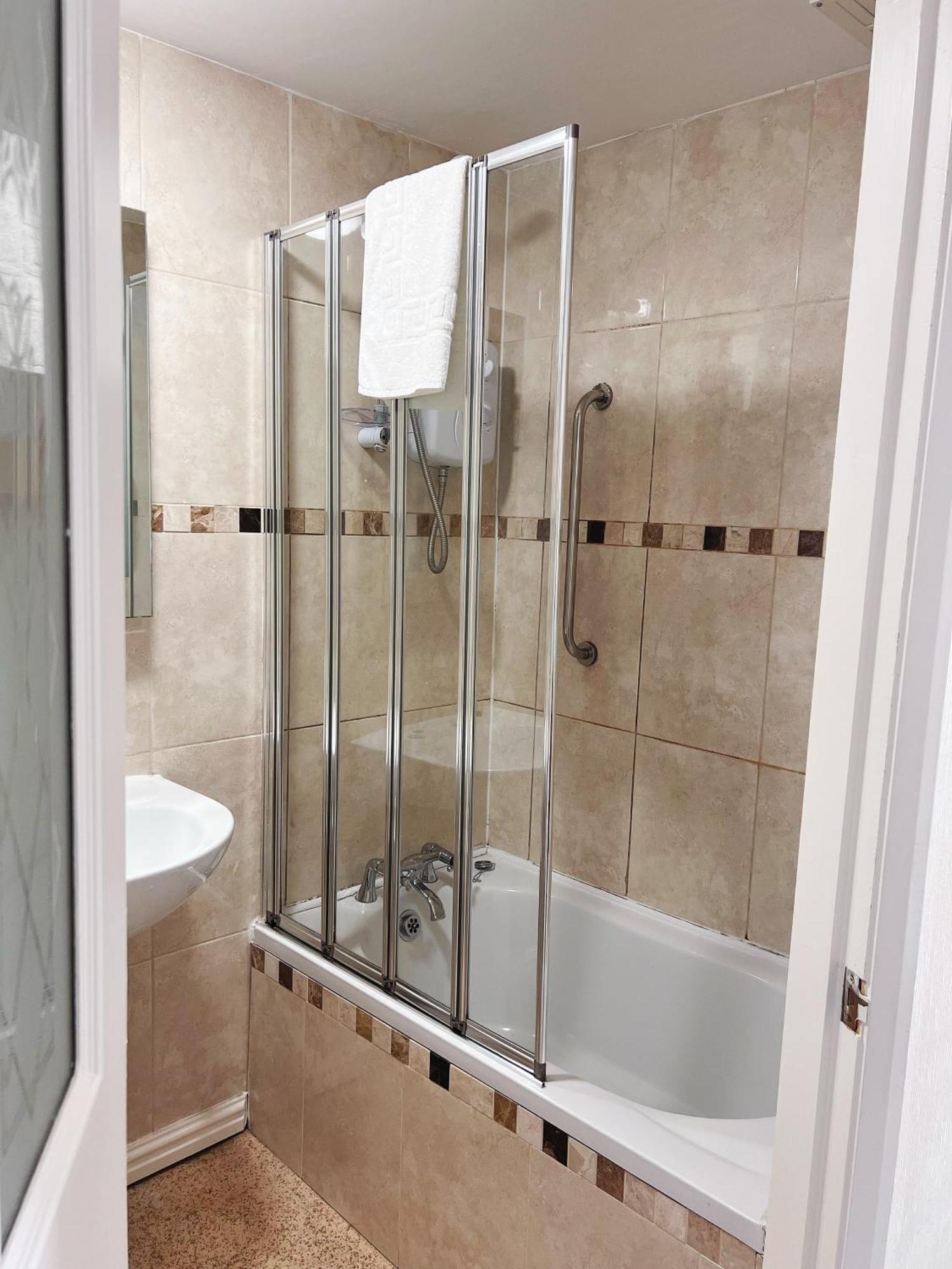 קורוון The Crown Hotel מראה חיצוני תמונה