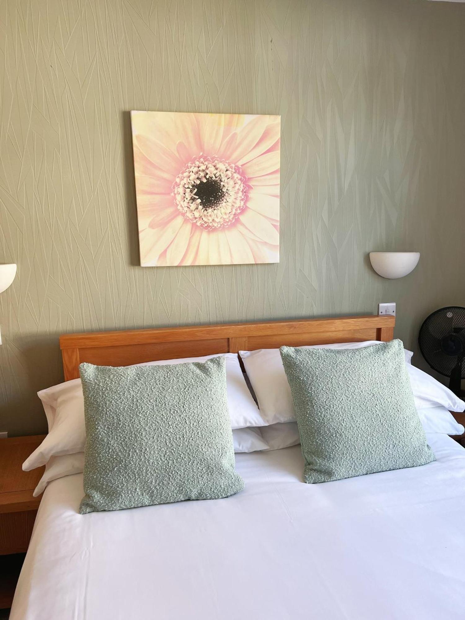קורוון The Crown Hotel מראה חיצוני תמונה